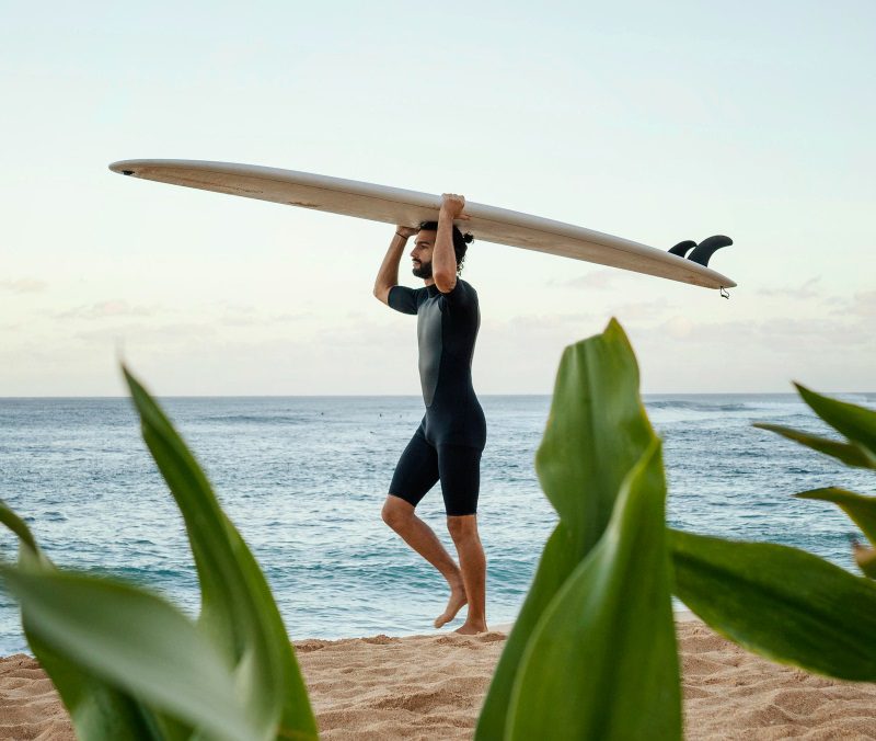 un homme portant son surf
